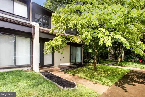 2114 Cartwright Pl, Reston, VA 20191 photo 2