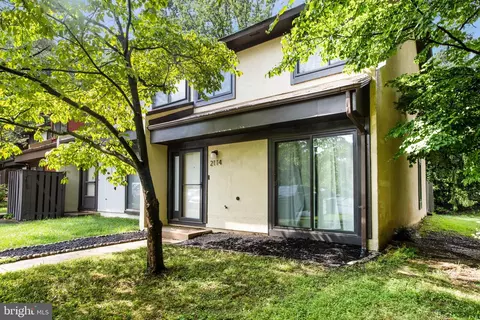 2114 Cartwright Pl, Reston, VA 20191 photo 3