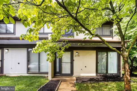 2114 Cartwright Pl, Reston, VA 20191