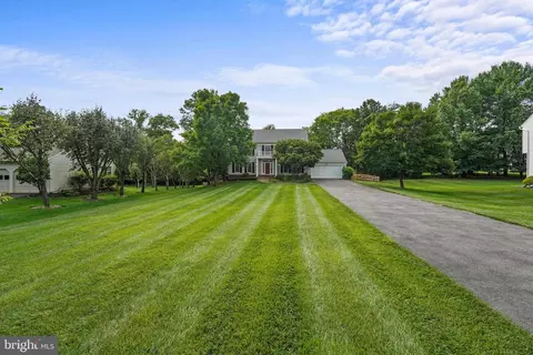 2714 Mustang Dr, Herndon, VA 20171