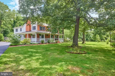9111 Wildwood St, Lorton, VA 22079