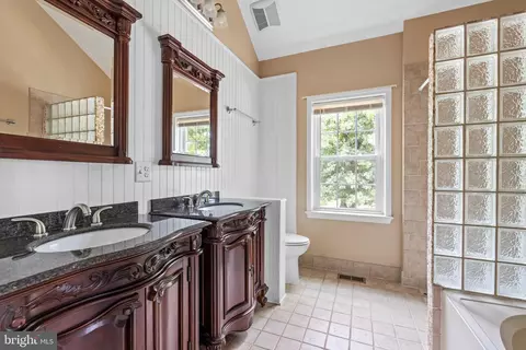9357 Peter Roy Ct, Burke, VA 22015 photo 12