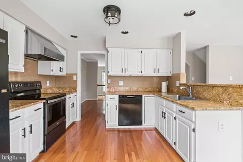 9357 Peter Roy Ct, Burke, VA 22015 photo 2