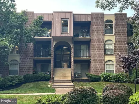 3302 Woodburn Village Dr #12, Annandale, VA 22003