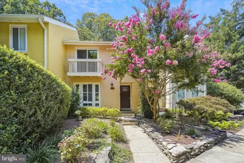 2036 Chadds Ford Dr, Reston, VA 20191