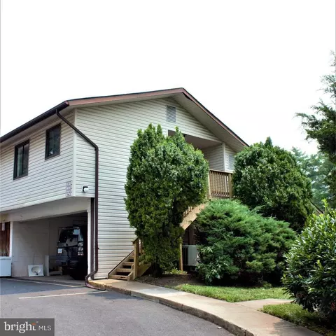 4195 Meadowland Ct, Chantilly, VA 20151