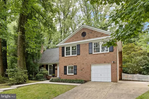6607 Oakwood Ct, Falls Church, VA 22041