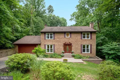 10507 Adel Rd, Oakton, VA 22124