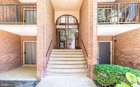 3352 Woodburn Rd #33, Annandale, VA 22003