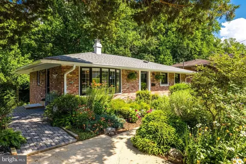 3725 Ivydale Dr, Annandale, VA 22003