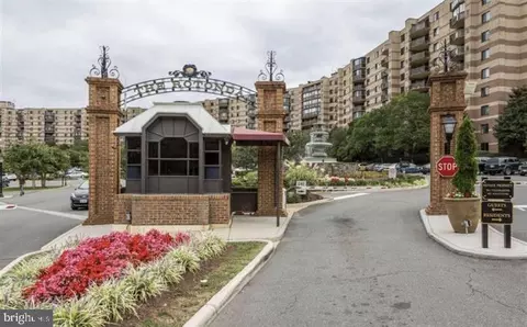 8350 Greensboro Dr #518, Mclean, VA 22102