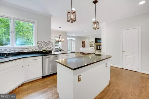 1314 Red Hawk Cir, Reston, VA 20194 photo 24