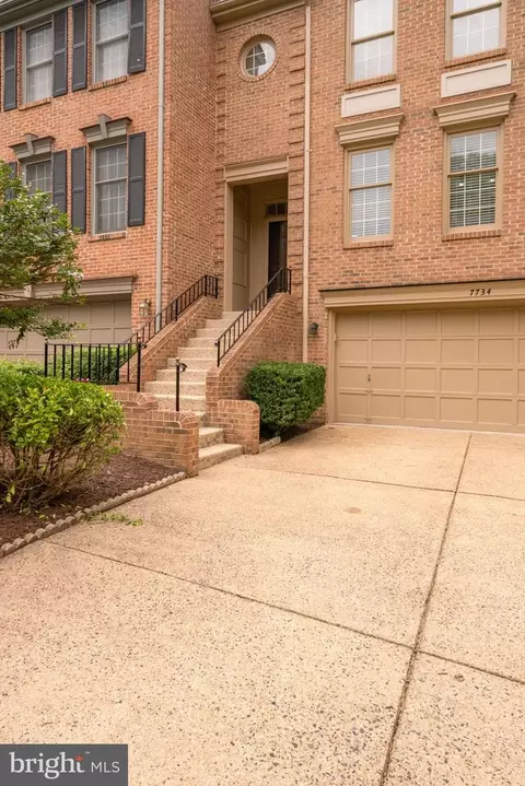 7734 Rockledge Ct, Springfield, VA 22152 photo 2