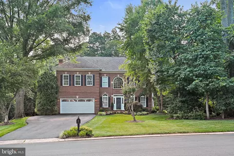 1124 Round Pebble Ln, Reston, VA 20194