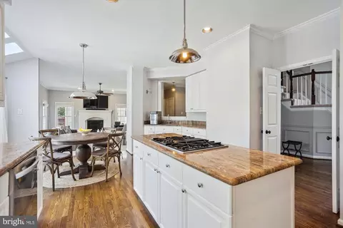 8718 Middleford Dr, Springfield, VA 22153 photo 32