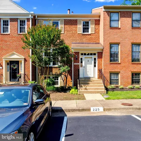 4865 Carriagepark Rd, Fairfax, VA 22032