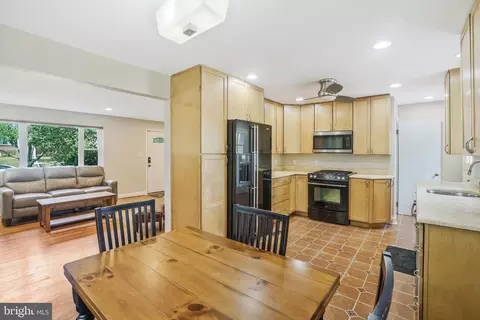 5909 Craig St, Springfield, VA 22150 photo 8