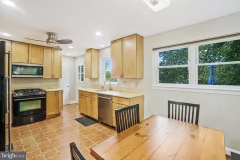 5909 Craig St, Springfield, VA 22150 photo 9