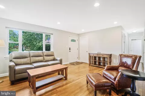 5909 Craig St, Springfield, VA 22150 photo 4