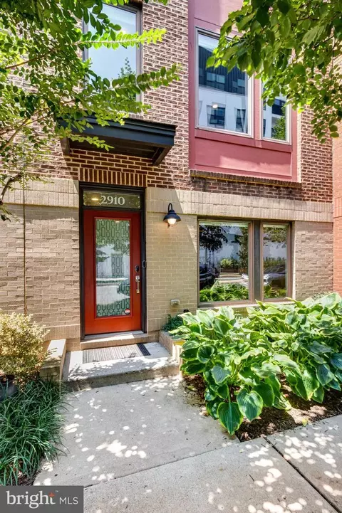 2910 Penny Ln, Fairfax, VA 22031