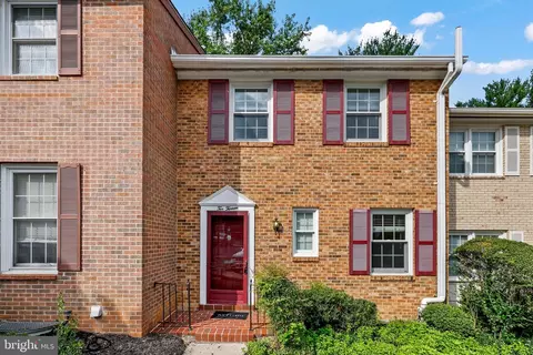 213 Commons Dr NW, Vienna, VA 22180