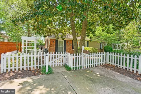 8000 Hamilton Ln, Alexandria, VA 22308