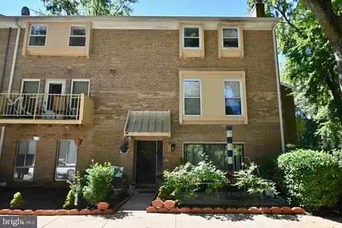 3831 Persimmon Cir, Fairfax, VA 22031