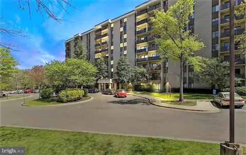3101 S Manchester St #814, Falls Church, VA 22044