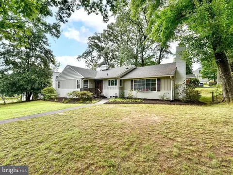 7441 Mason Ln, Falls Church, VA 22042