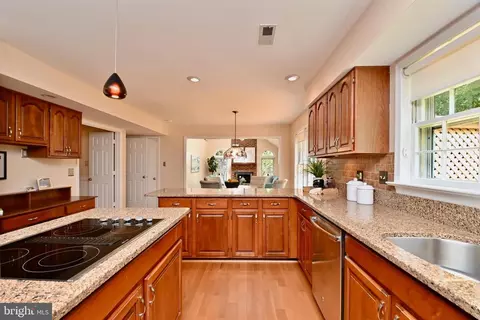 7837 Valleyfield Dr, Springfield, VA 22153 photo 6