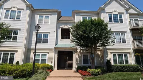 12501 Hayes Ct #302, Fairfax, VA 22033