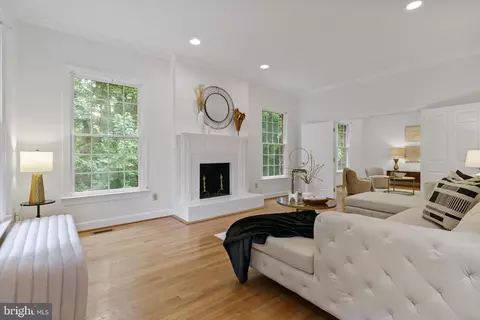 1034 Towlston Rd, Mclean, VA 22102 photo 4