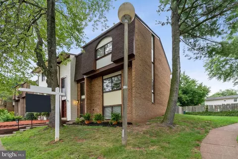 4009 Flagg Ct, Chantilly, VA 20151