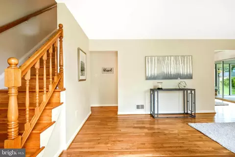 8104 Glover Ct, Springfield, VA 22152 photo 4