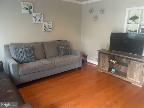 2215 Chamblee Pl, Herndon, VA 20170 photo 2