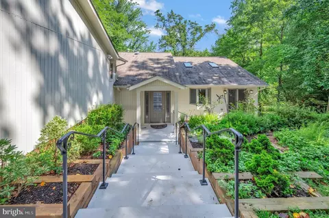 11224 Leatherwood Dr, Reston, VA 20191