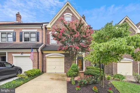 6325 Chaucer View Cir, Alexandria, VA 22304