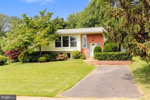 5002 Regina Dr, Annandale, VA 22003