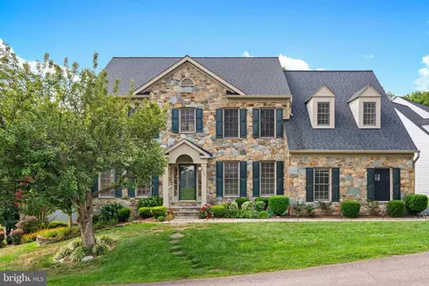 8761 Center Rd, Springfield, VA 22152