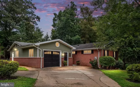 5113 Pumphrey Dr, Fairfax, VA 22032