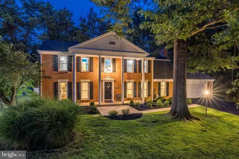 9409 Fairpine Ln, Great Falls, VA 22066
