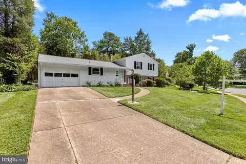 9232 Kristin Ln, Fairfax, VA 22032
