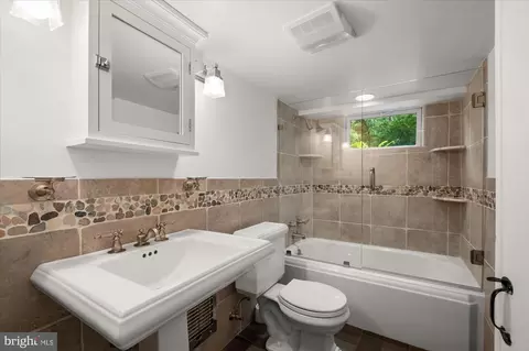 8526 Georgetown Pike, Mclean, VA 22102 photo 12
