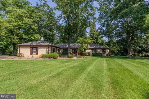 12034 Thomas Ave, Great Falls, VA 22066
