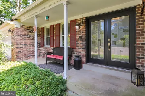9122 Moonac Ct, Vienna, VA 22182