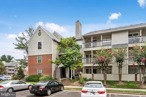3920 Penderview Dr #302, Fairfax, VA 22033