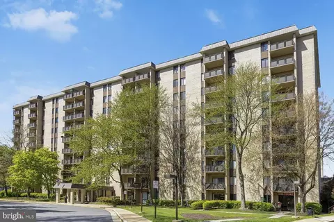 3100 S Manchester St #525, Falls Church, VA 22044