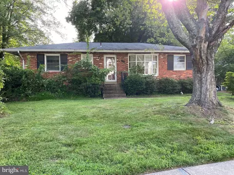 500 Roberts Dr NW, Vienna, VA 22180