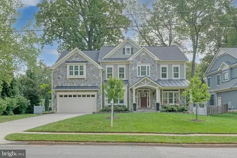 903 Cottage St SW, Vienna, VA 22180