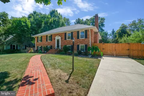 2107 Stirrup Ln, Alexandria, VA 22308
